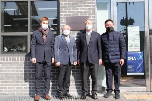 정몽준 아산사회복지재단 이사장은 설을 앞두고 9일 허정무 대전하나시티즌 이사장, 김병지 대한축구협회 부회장과 서울시 관악구 동명아동복지센터를 방문해 축구공과 과일 등 선물을 전달했다.(왼쪽부터) 김병지 대한축구협회 부회장, 김광빈 동명아동복지센터 원장, 정몽준 아산사회복지재단 이사장, 허정무 대전하나시티즌 이사장.  [아산사회복지재단 제공]